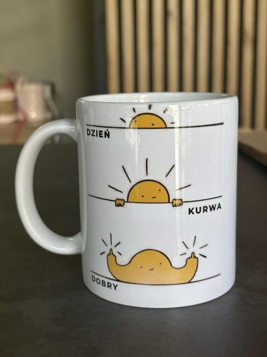 kubek-dzien-kurwa-dobry-sloneczko-zabawny-kubek.jpg
