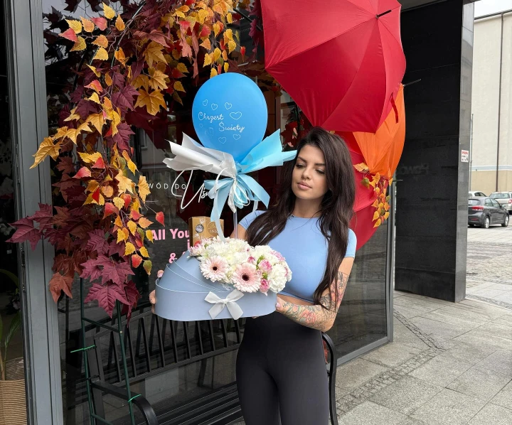 prezent-na-chrzest-swiety-kwiaty-w-pudelku-z-balonem.jpg